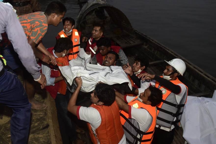 Des secouristes débarquent le corps d'une victime du nauffrage d'un ferry au Bangladesh, le 22 février 2015.