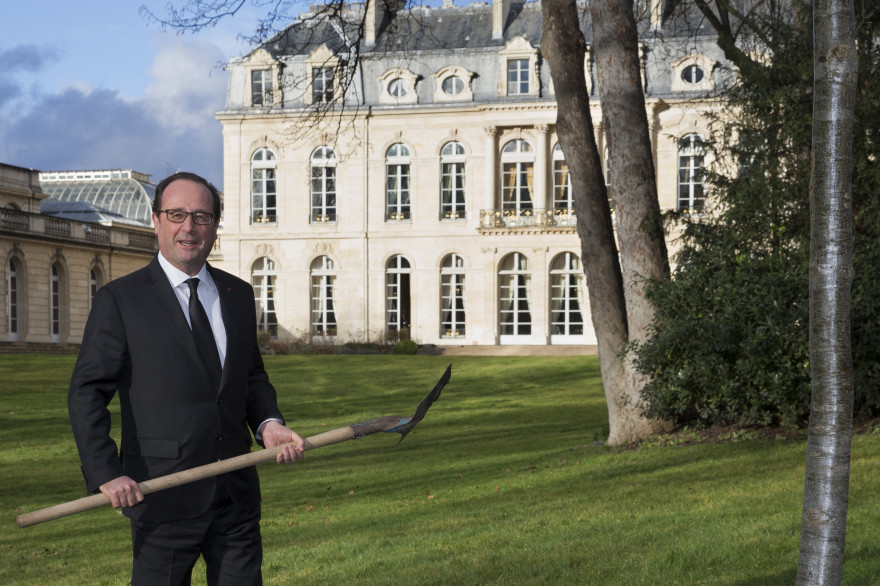 François Hollande a planté un chêne dans les jardins de l'Élysée