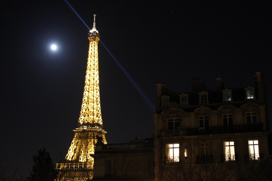 A Quel Heure Scintille La Tour Eiffel "Une heure pour la planète" : à Paris la tour Eiffel éteinte cinq minutes