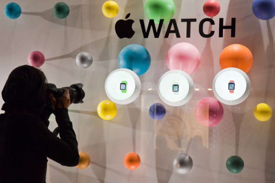 Des Apple Watch dans une vitrine de la rue Saint-Honoré de Paris, le 30 septembre 2014 (archives).