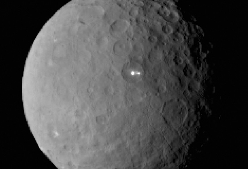 La Nasa a détecté deux mystérieux points brillants sur la planète naine Céres