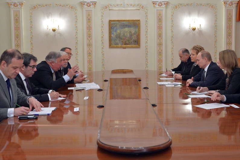 Gérard Larcher (3ème en partant de la gauche) s'entretient avec Vladimir Poutine à Moscou, le 26 février 2015.