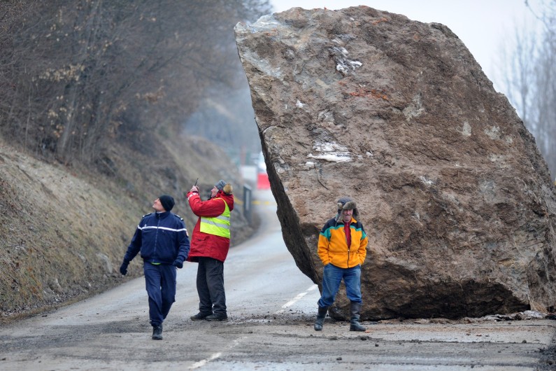 Le rocher tombé sur la N117 menant vers les stations des Ménuires et de Val Thorens, en Savoie.