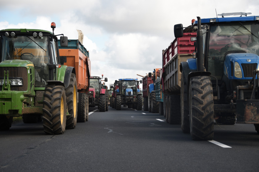 Des agriculteurs bloquent une route nationale, le 24 septembre 2014 dans le Finistère (illustration)