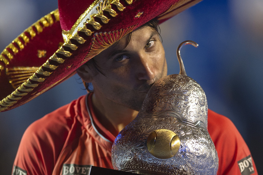 David Ferrer, coiffé d'un chapeau traditionnel mexicain, soulève le trophée.
