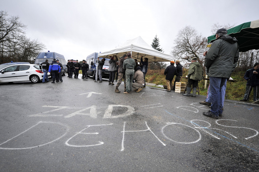 Des agriculteurs à proximité du site du barrage de Sivens, le 2 mars 2015.