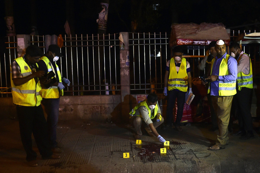Les enquêteurs sur le site du meurtre d'Avijit ROy à Dacca, au Bangladesh, le 27 février 2015.