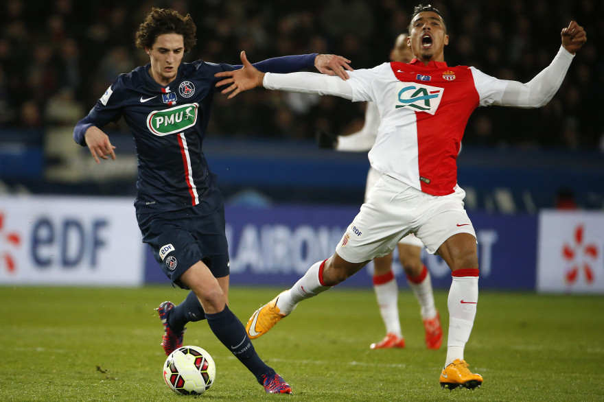 Le jeune milieu du PSG Adrien Rabiot était titulaire, ici face à Nabil Dirar
