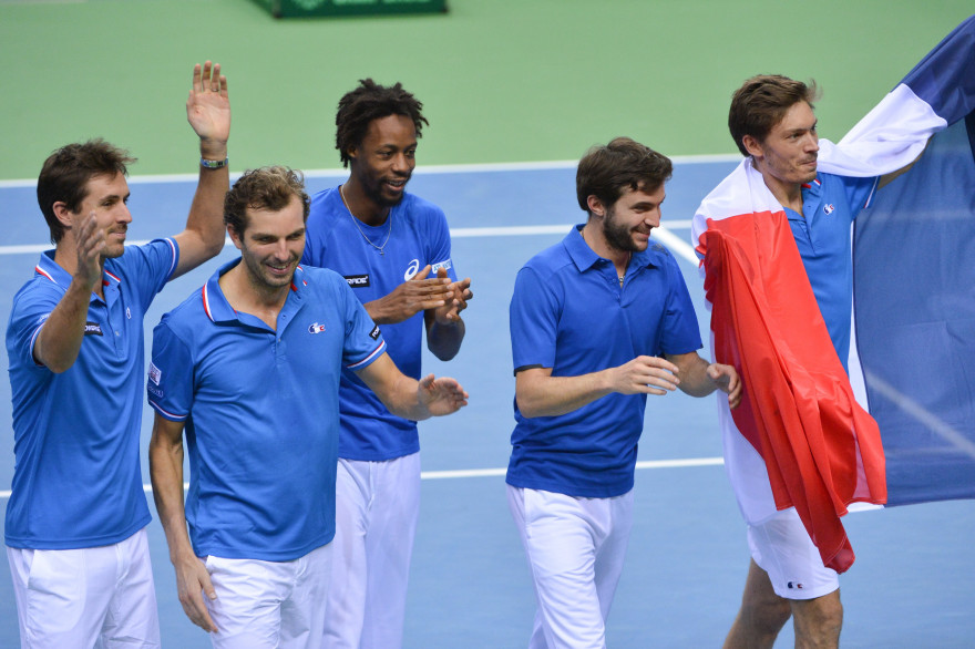 Les tennismen français Édouard Roger-Vasselin, Julien Benneteau, Gaël Monfils, Gilles Simon et Nicolas Mahut après leur victoire en double contre l'Allemagne, le 7 mars 2015.