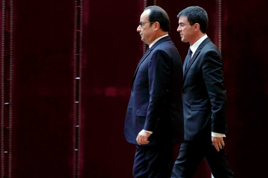 François Hollande (-6) et Manuel Valls (-7) enregistrent en mars une nette baisse de leur cote de satisfaction par rapport au mois précédent selon le baromètre OpinionWay. (archive)