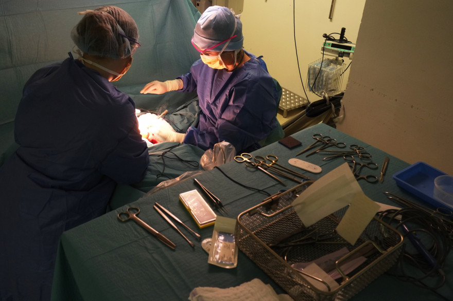 Des médecins opérent un patient à l'Institut Curie, spécialiste du cancer, le 4 novembre 2014 à Paris, (Illustration).