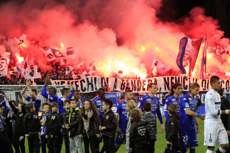 Les supporteurs de Bastia encouragent leur équipe avant le match de L1 entre Nice et Bastia du 7 mars 2015.