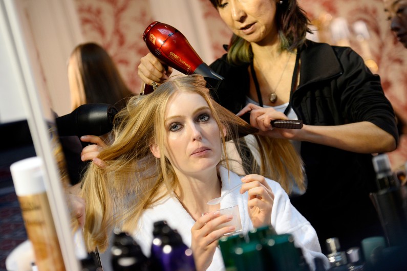 Un mannequin se fait coiffer lors de la Fashion Week à Paris (illustration)
