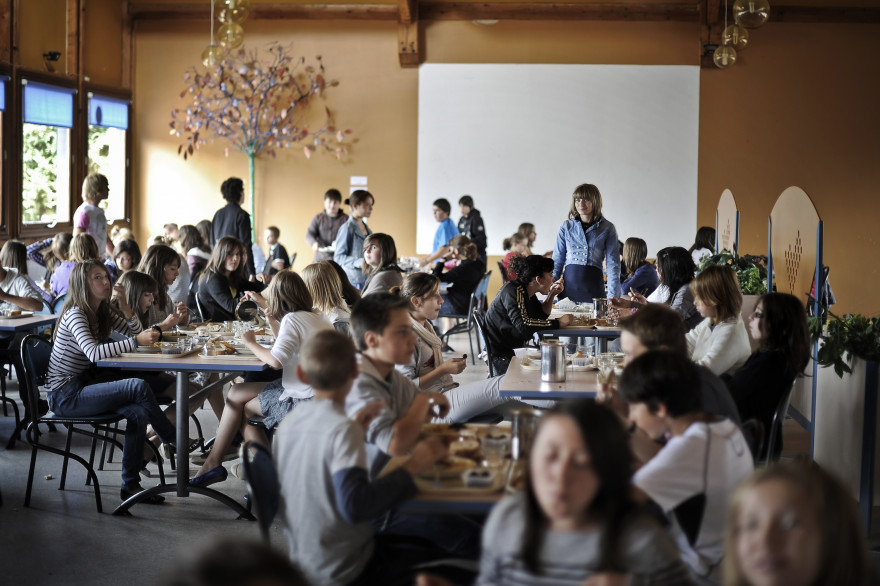 Une cantine dans un collège. (Illustration)