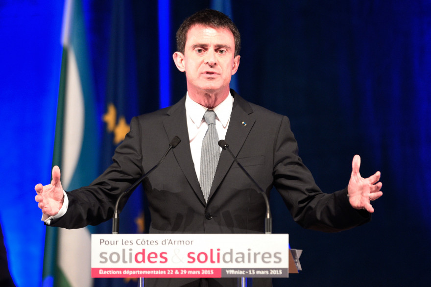 Manuel Valls à Yffiniac (Côtes d'Armor), lors de la campagne pour les élections départementales (le 13 mars 2015)