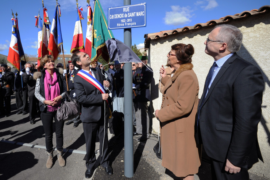 Le maire affilié FN de Béziers Robert Ménard inaugure la "rue du commandant Hélie Denoix de Saint-Marc" le 14 mar 2015.