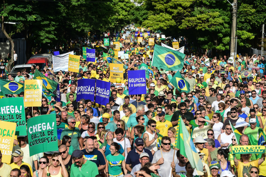 Manifestation contre la présidente brésilienne Dilma Rousseff à Porto Allegre le 15 mars 2015.