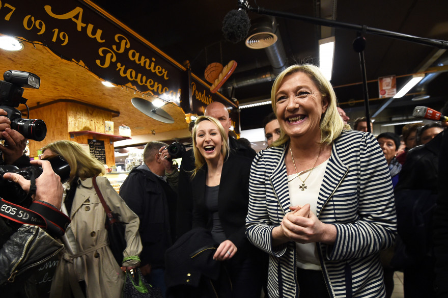 Marine Le Pen et Marion Maréchal-Le Pen dans le Vaucluse, le 17 mars 2015