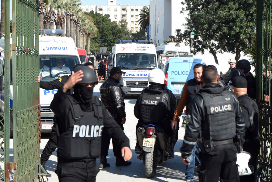 Les forces de police tunisiennes mobilisées après l'attaque du musée Bardo à Tunis, le 18 mars 2015.
