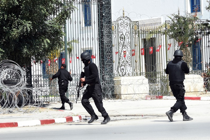 Les forces de sécurités tunisiennes devant le musée du Bardo à Tunis, le 18 mars 2015.