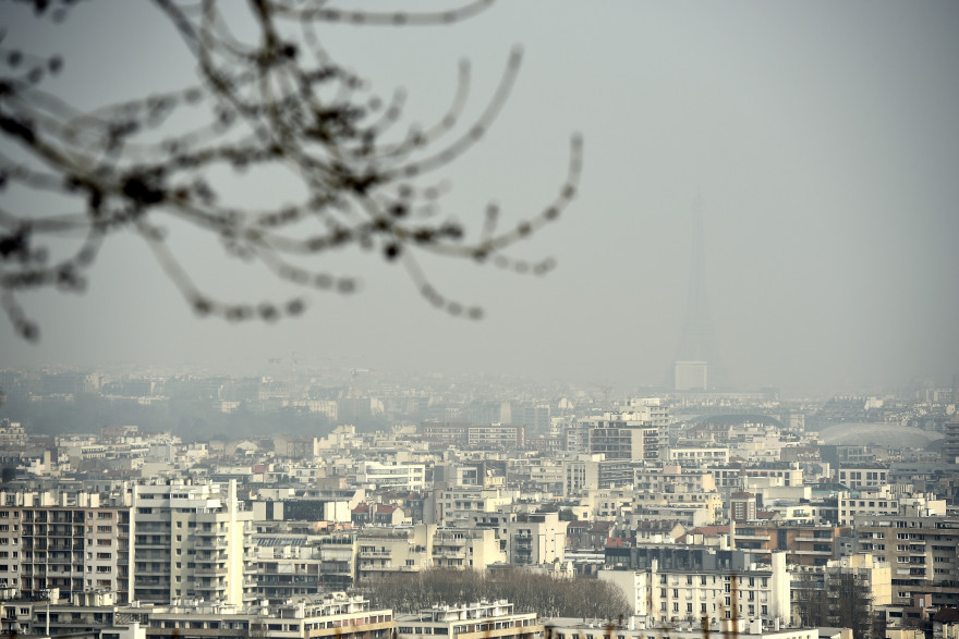 La Tour Eiffel cachée dans le nuage de pollution, le 18 mars 2015 à Paris