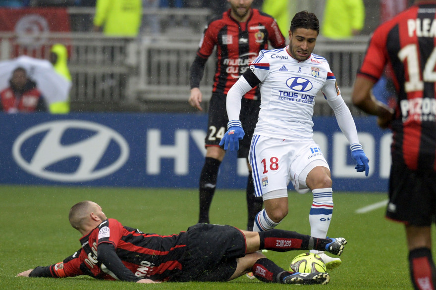 Nabil Fekir taclé par Mathieu Bodmer, lors de Lyon-Nice le 21 mars 2015