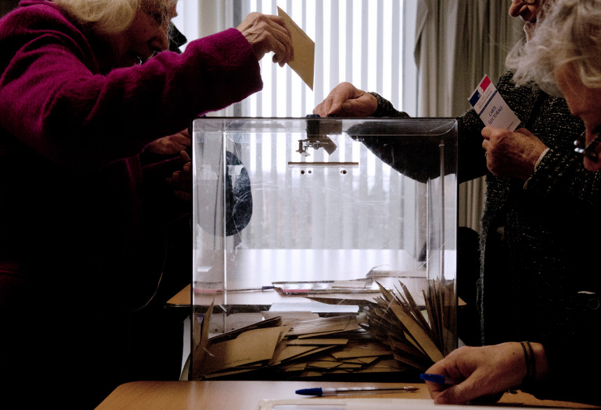 Une femme votant à Créteil au premier tour des élections départementales le 22 mars 2015
