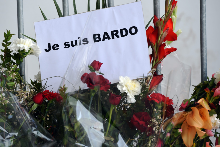 Des messages de condoléances et des fleurs ornent l'entrée du Musée Bardo à Tunis, théâtre d'un attentat sanglant le 18 mars 2015.