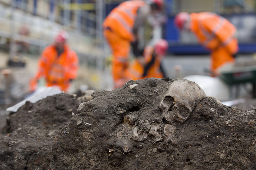Une soixantaine d'archéologues fouillent l'ancien cimetière de Bedlam, sous les buildings de la City, le 17 mars 2015 à Londres (archives).