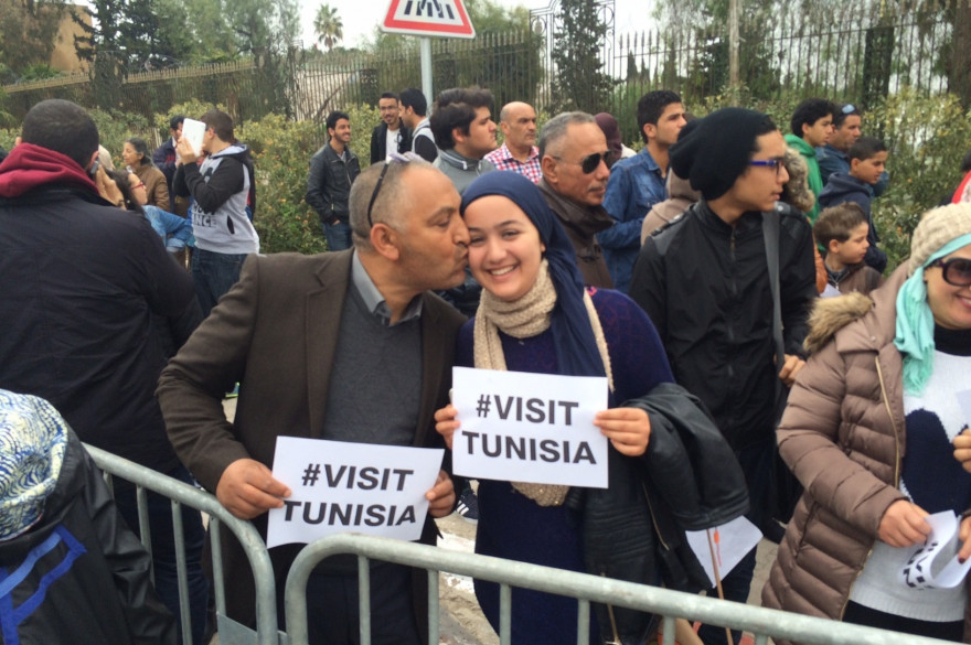 Les guides touristiques manifestent devant le musée du Bardo à Tunis.