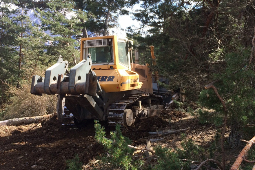Des bulldozers sont utilisés pour avoir accès au site.