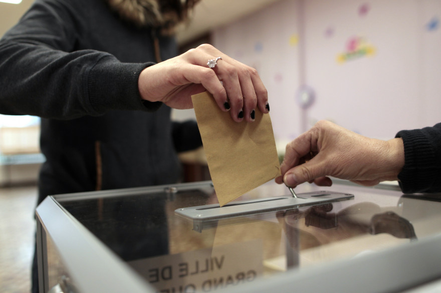 Un bulletin de vote glissé dans l'urne (illustration)