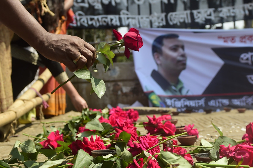 Des fleurs déposées sur les lieux du meurtre du premier blogueur, l'américain Avijit Roy, à Dacca, la 6 mars 2015 (archives).