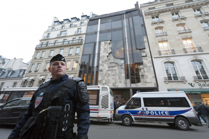 La police devant un bâtiment de la société Axa, en cours d'expulsion, à Paris, le 18 février 2011 (archives).