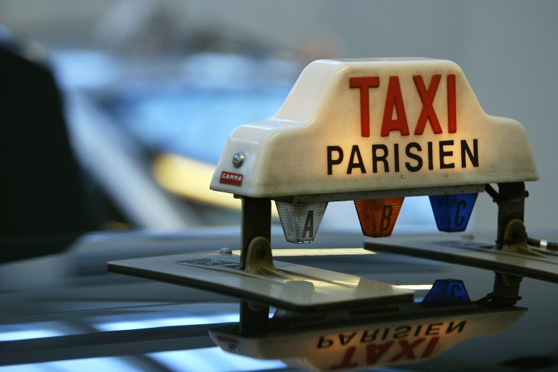 Un taxi parisien (illustration)