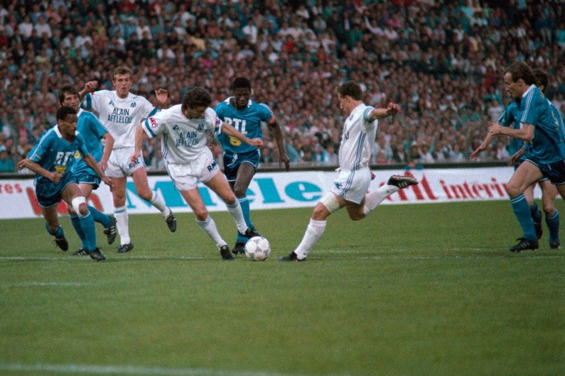 Franck Sauzée, au second plan à gauche, avec le maillot blanc de l'OM contre le PSG, en 1989