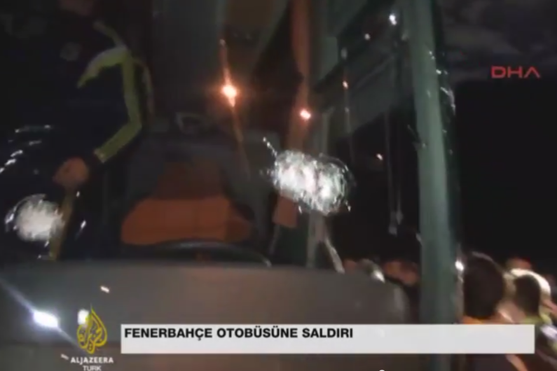 Les impacts de balle contre la vitre du bus de Fenerbahçe