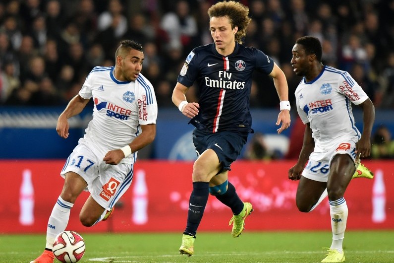 Le défenseur parisien David Luiz devant les Marseillais Dimitri Payet et Franck Dja Djédjé
