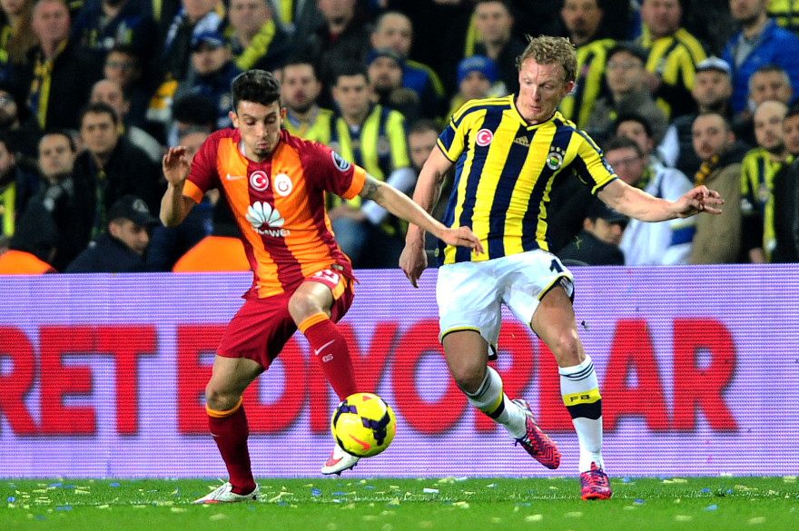 Dirk Kuyt (à droite) à la lutte avec Alex Telles le 8 mars 2015