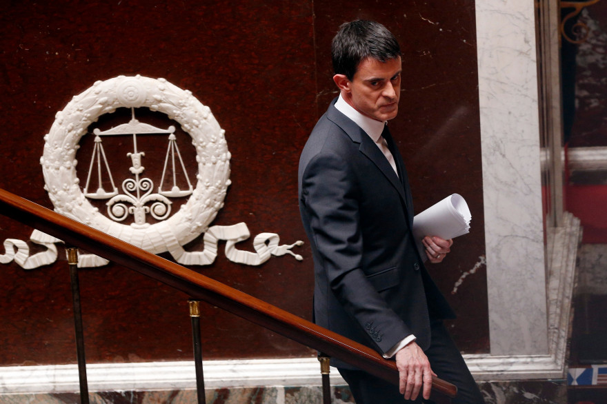 Manuel Valls descend de la tribune après son discours en ouverture de l'examen du projet de loi Renseignement à l'Assemblée le 13 avril 2015