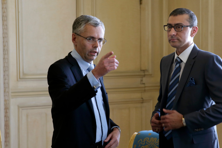 Michel Combes (PDG d'Alcatel à gauche) et Rajeev Suri (PDG de Nokia à droite)