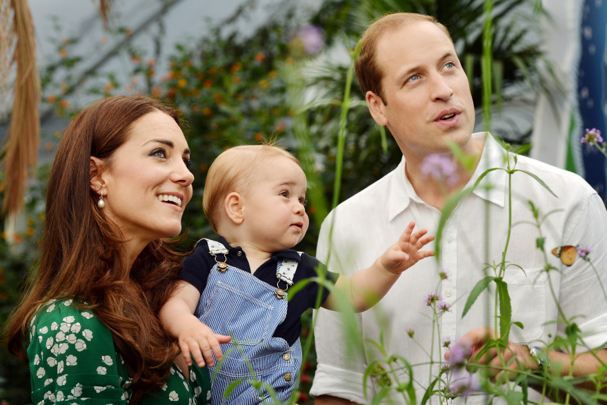 Georges De Cambridge est entouré par ses parents Kate et William.