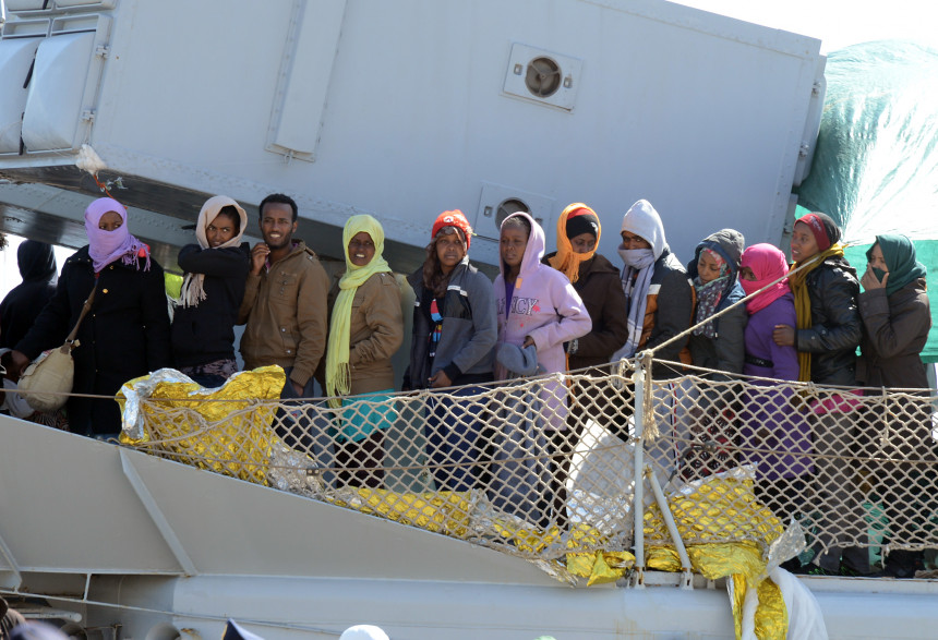 Un bateau transportant des migrants arrive dans le port de Messine après une opération de sauvetage en mer le 18 avril 2015 (image d'illustration)