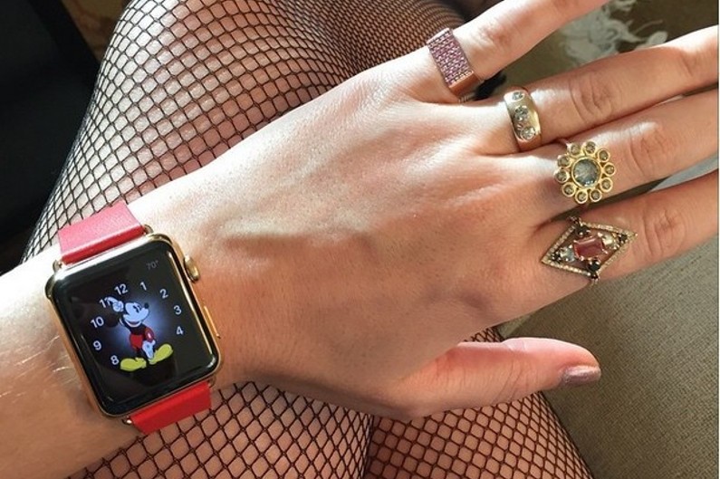 Katy Perry a son Apple Watch et en est fière