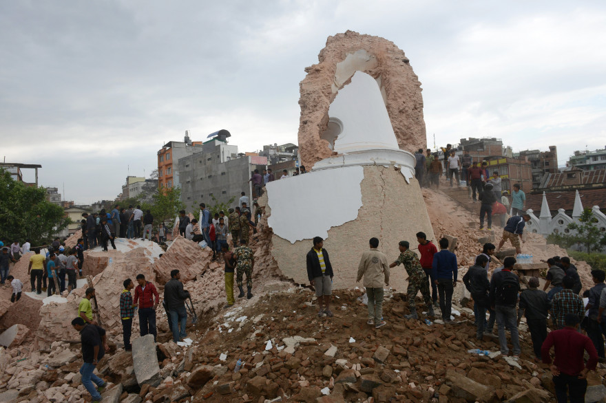 Les ruines de la Tour Bhimsen après le séisme au Népal