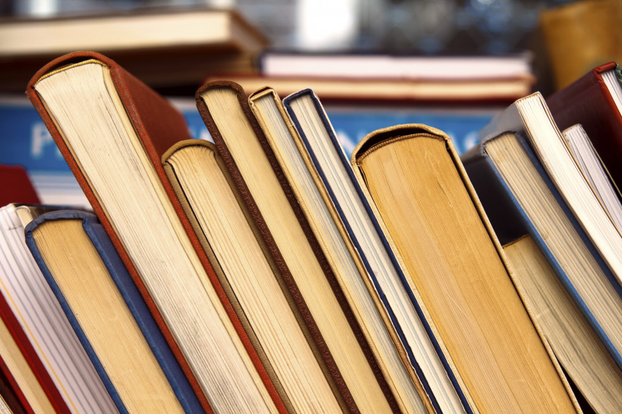 Une pile de livres