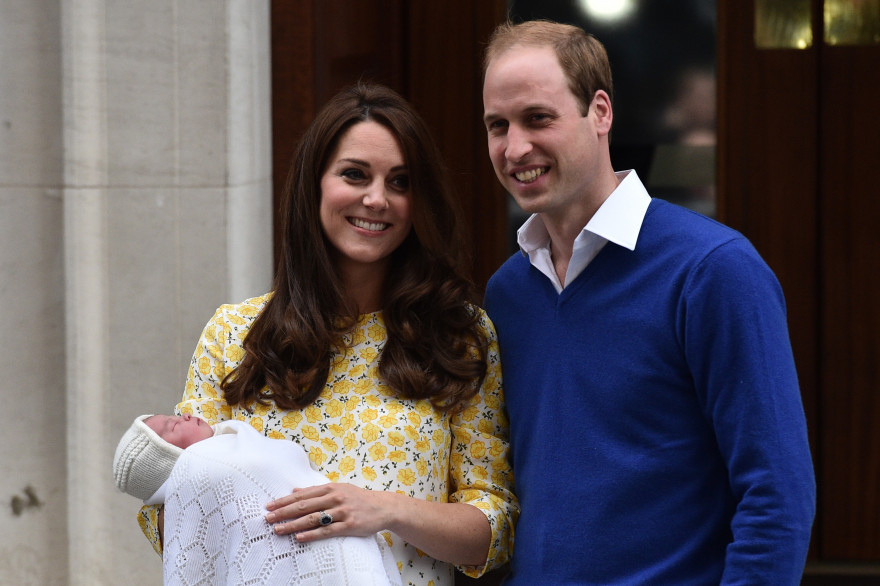 Kate et William ont présenté leur fille à la presse à la sortie de la maternité, le 2 mai 2015.