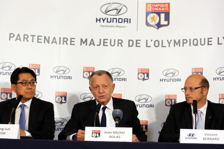 Jean-Michel Aulas entouré de deux représentants de Hyundai en septembre 2014