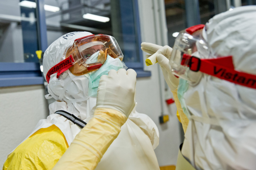 Ebola : une équipe de soignants allemands s'entraînent à enfiler des combinaisons de protection (illustration)