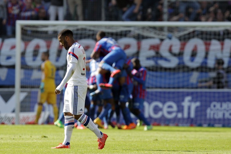 Alexandre Lacazette, attaquant de l'Olympique Lyonnais, devant les joueurs de Caen, samedi 9 mai